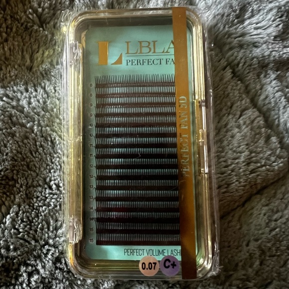 Lash Extension Lot - Picture 2 of 4